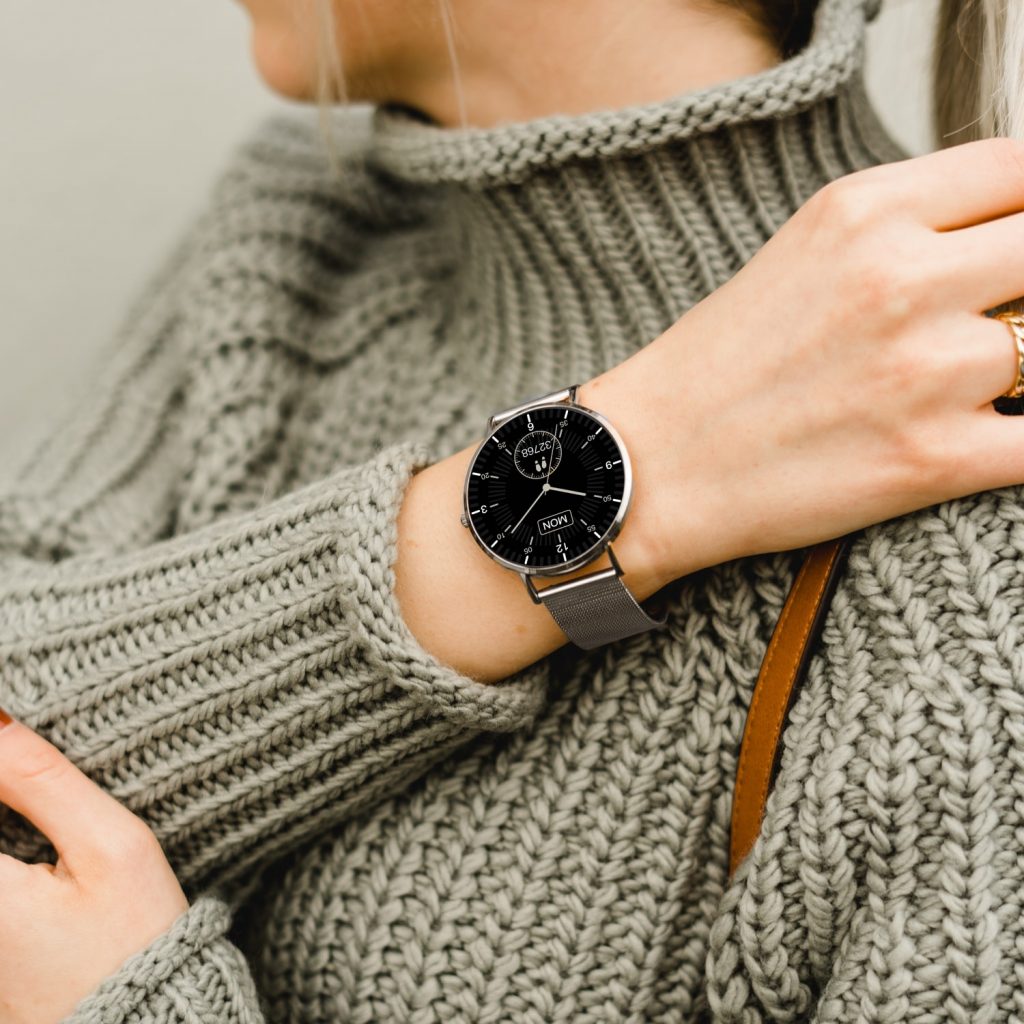 Eleganz in Silber: Die SIONA 2 Smartwatch für Frauen