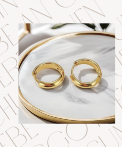 Detailansicht goldene Creolen aus Edelstahl