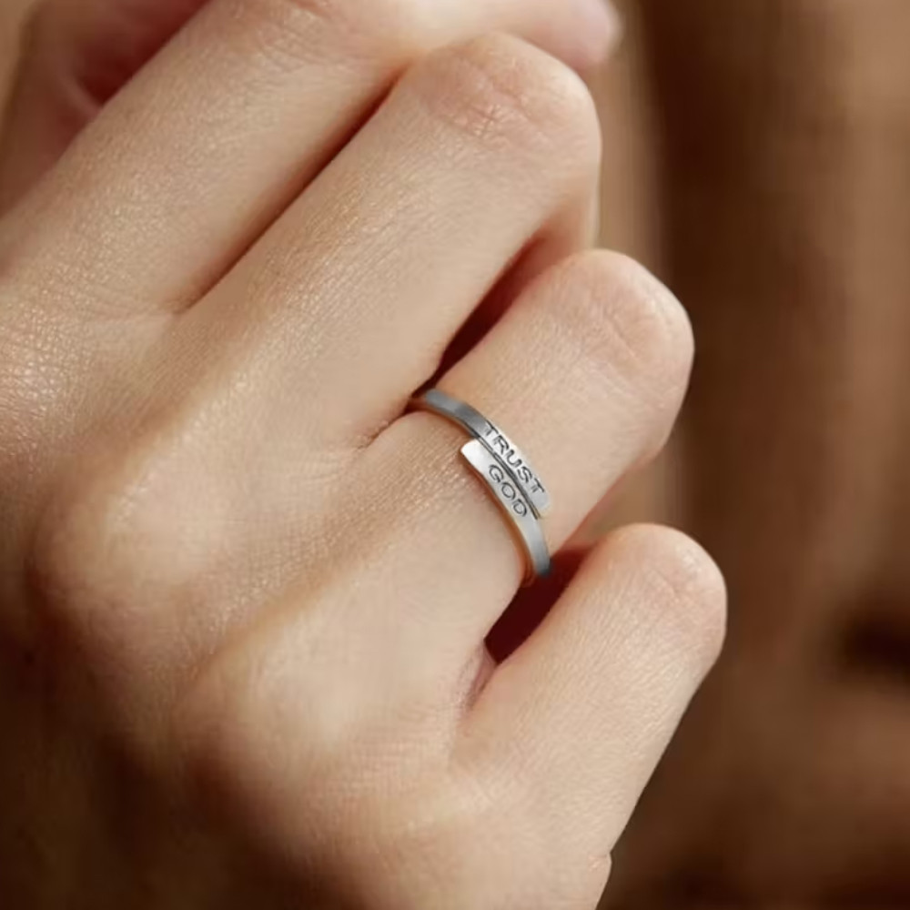 Ring mit Gravur „TRUST GOD“ Silber – Verstellbarer Edelstahl Ring mit Bedeutung
